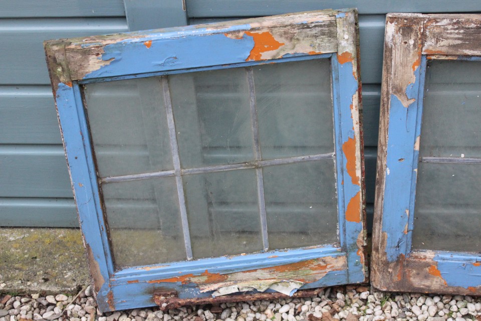 Oud houten blauw glas in lood raam