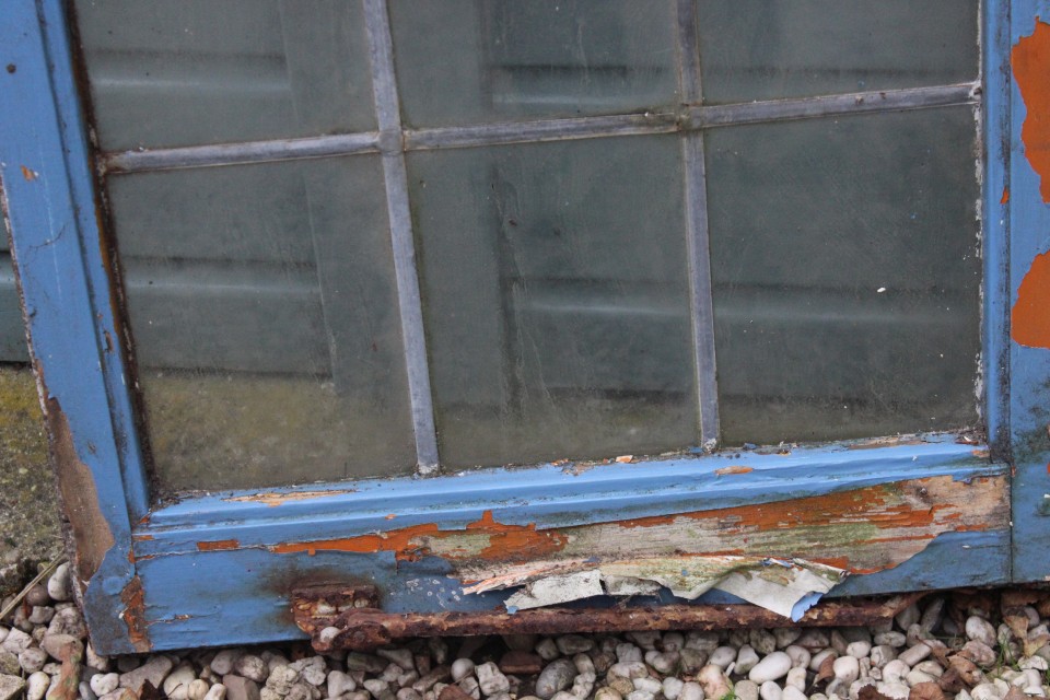 Oud houten blauw glas in lood raam