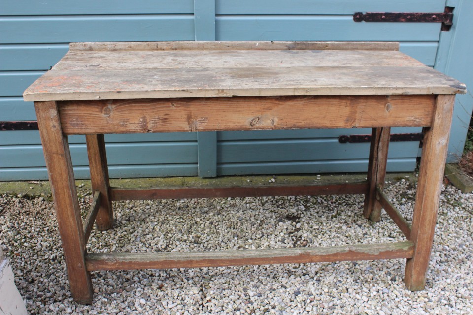 Oude robuuste houten tafel 