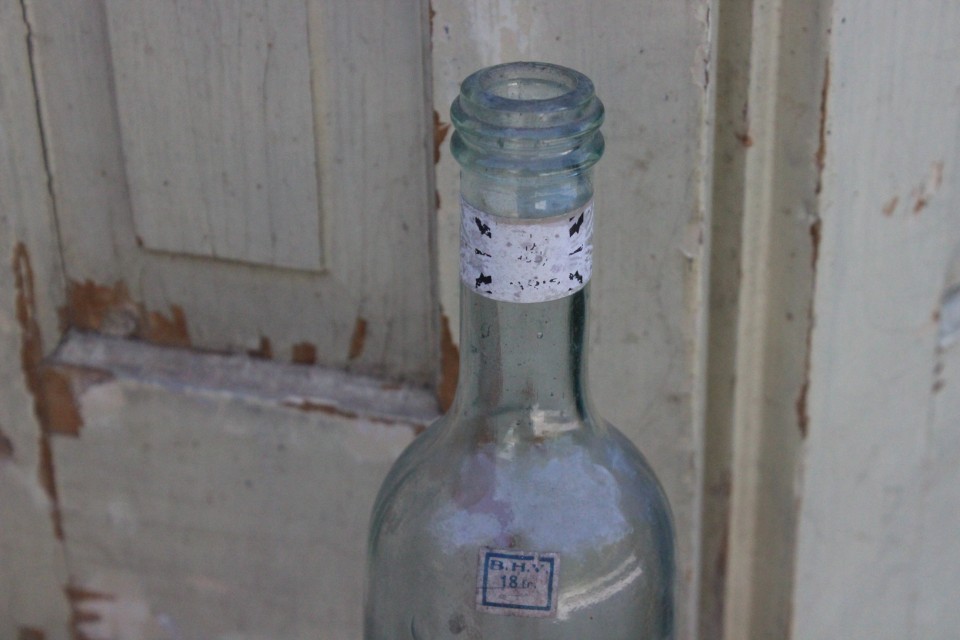 Oud glazen fles alcohol de Lavende