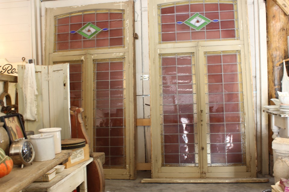 Oud groot glas in lood ramen set met houten post
