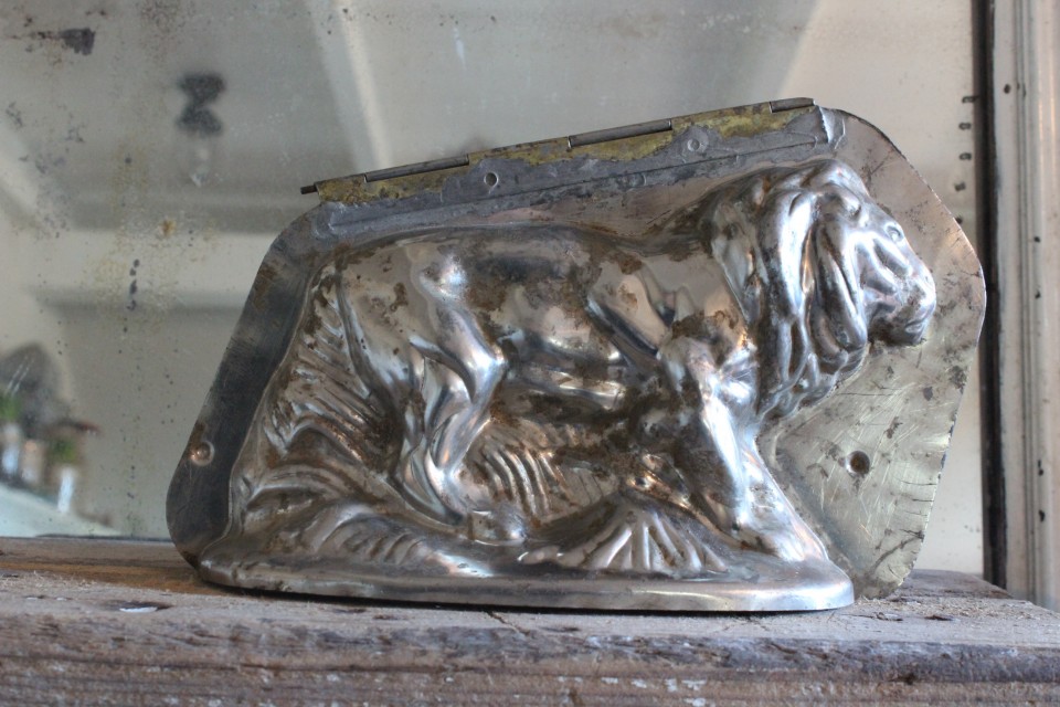 Oude metalen dubbele chocolademal leeuw
