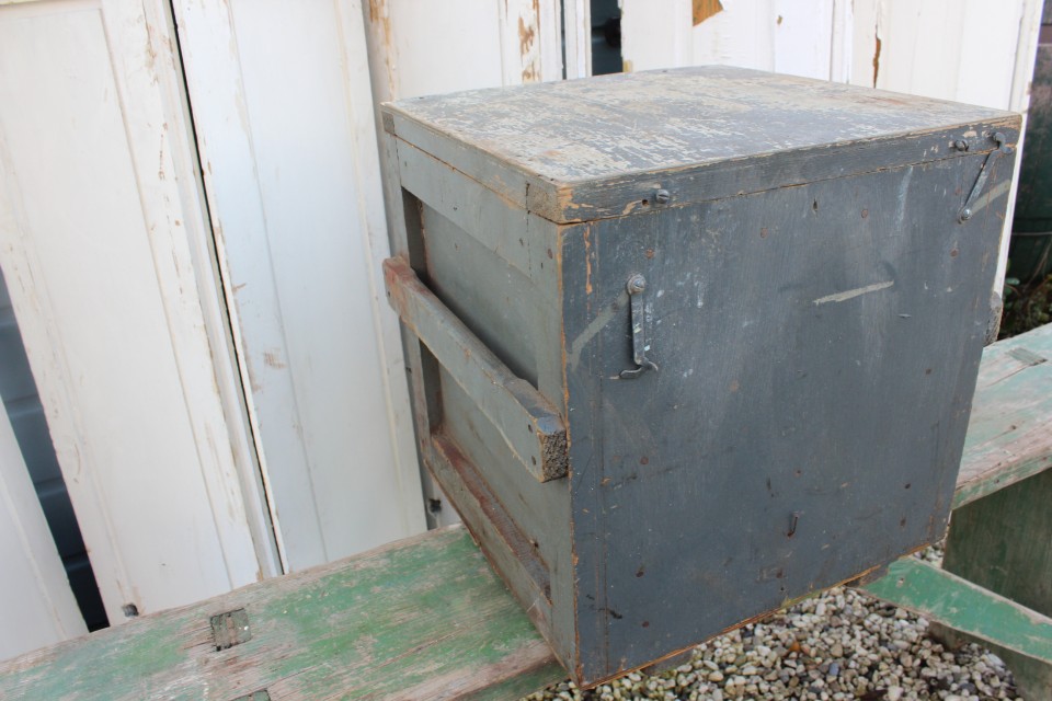Oude houten vierkante blauwe kist