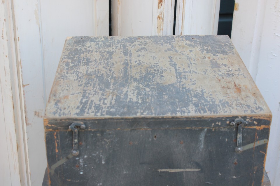 Oude houten vierkante blauwe kist