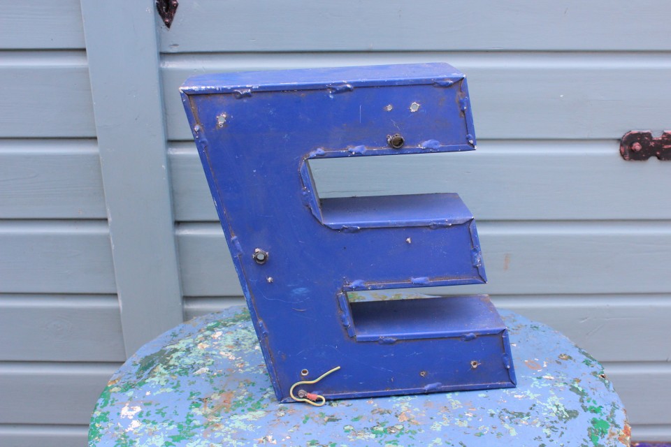 Oude metalen blauwe kleine letter E
