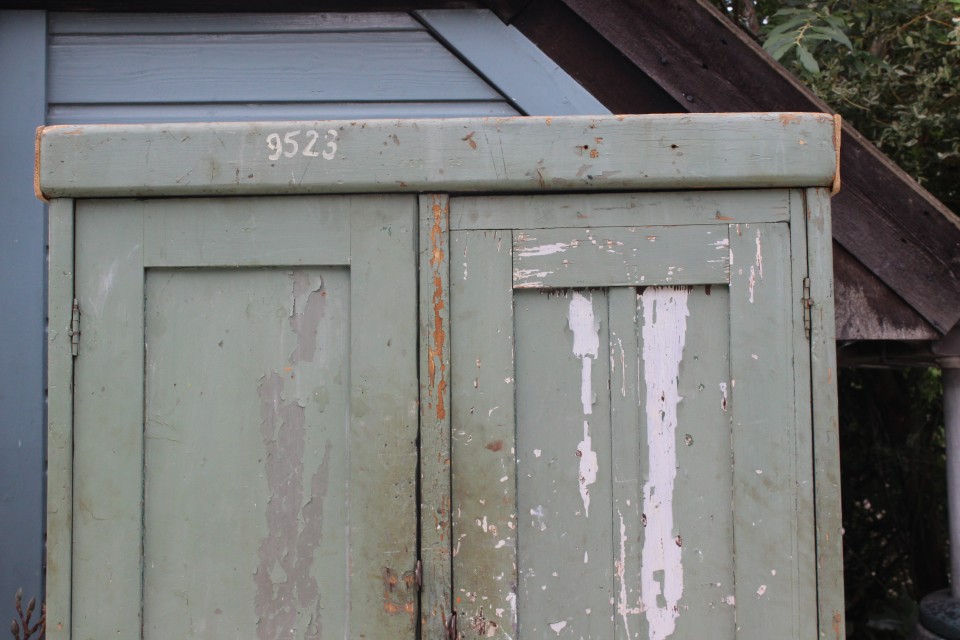 Oude groene houten locker kast
