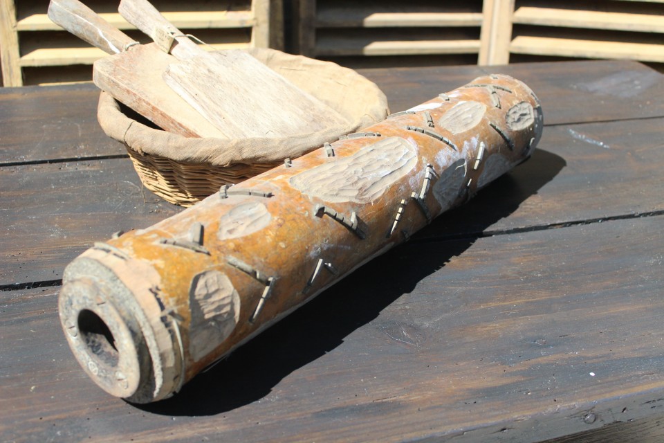 Oude grote houten kleine batikrol