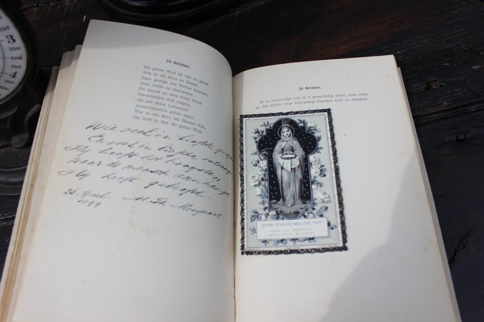 Antiek religieus gedenkboek met prenten