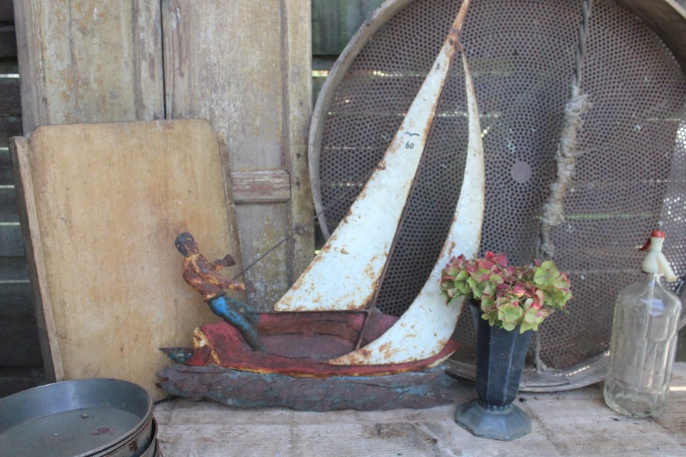 Oud metalen reclamebord zeilboot