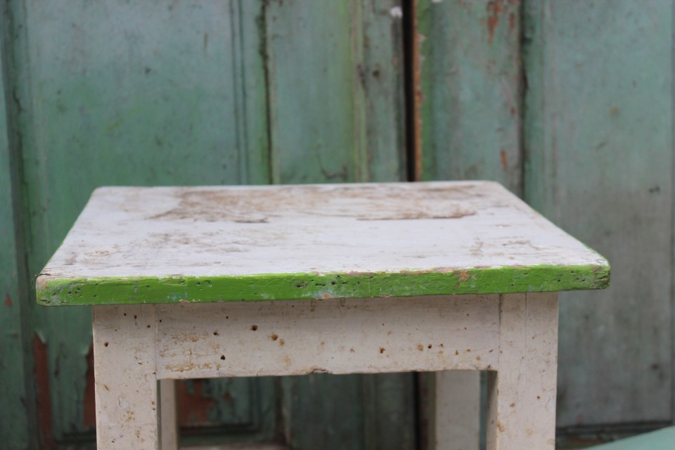 Oude wit groene houten hocker