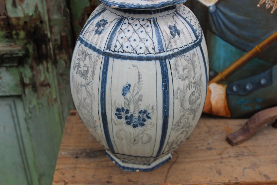 Oude Franse keramiek pot met deksel