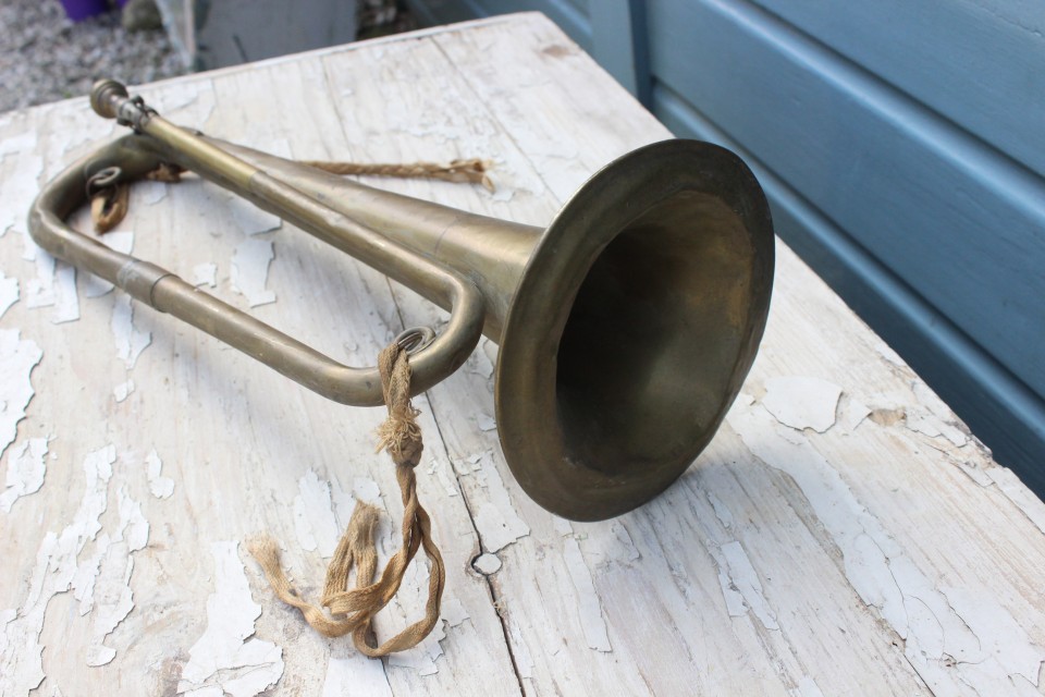 Oude koperen trompet