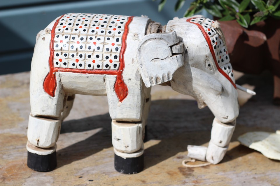 Brocante handgesneden houten marionet olifant