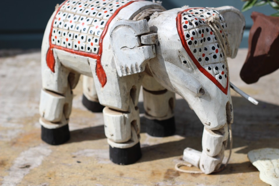 Brocante handgesneden houten marionet olifant