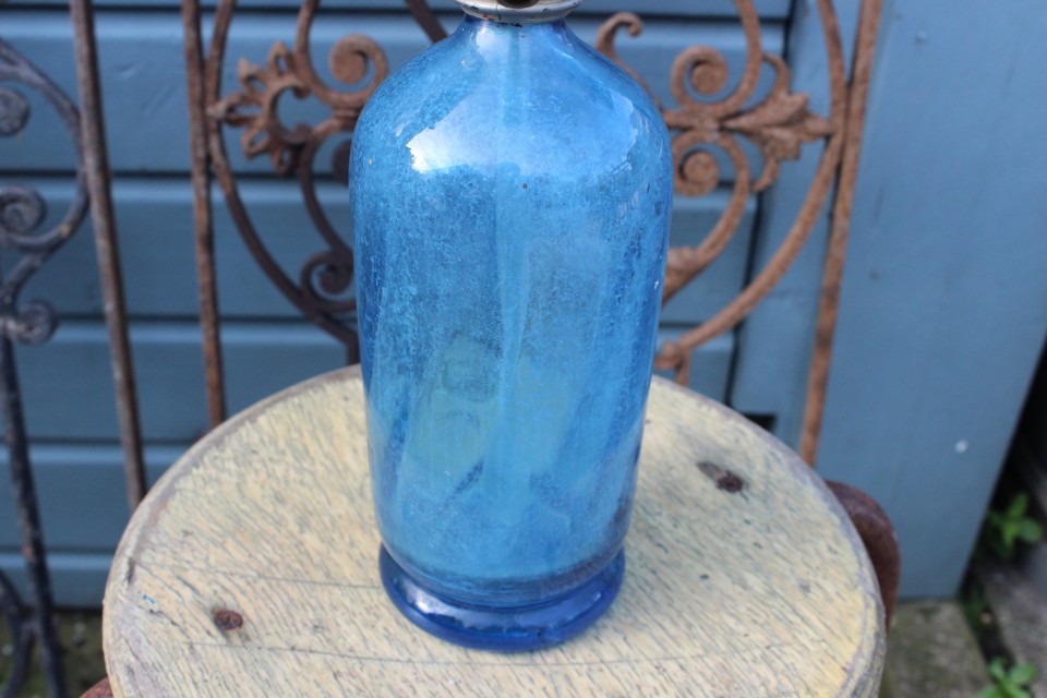 Brocante  blauwe glazen spuitfles R. Madon