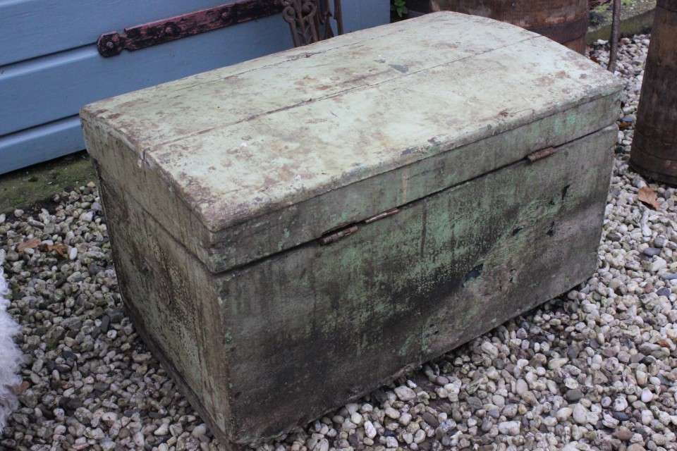 Oude lichtgroene houten kist