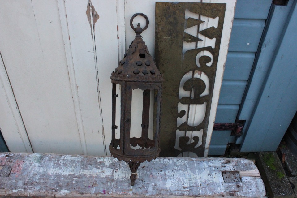 Oude Franse gietijzeren lantaarn zonder glas