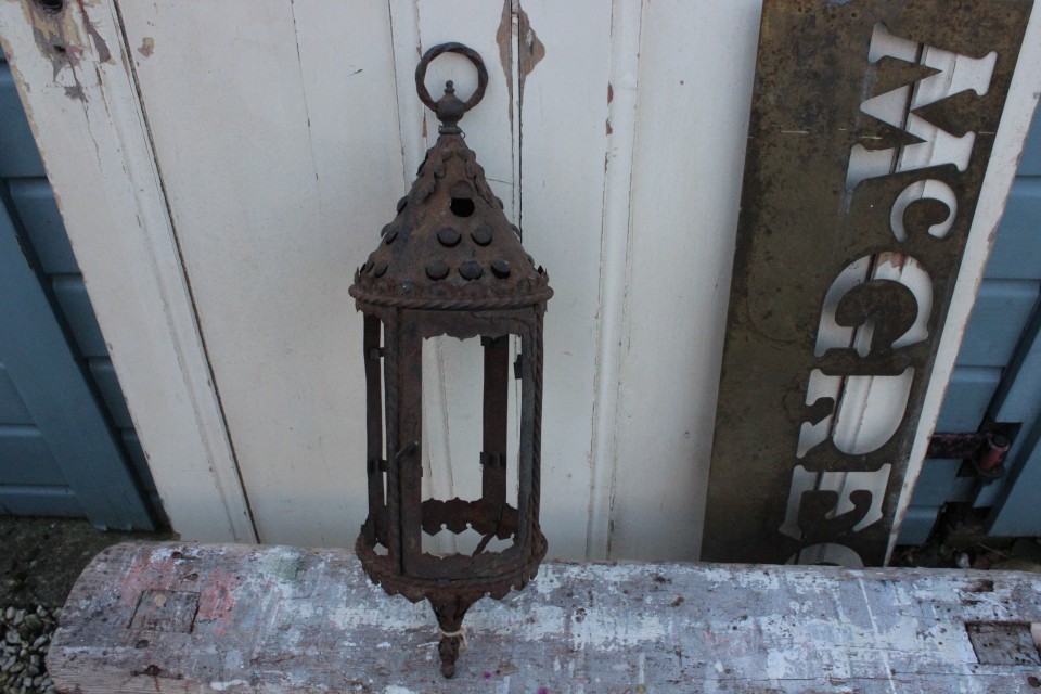 Oude Franse gietijzeren lantaarn zonder glas