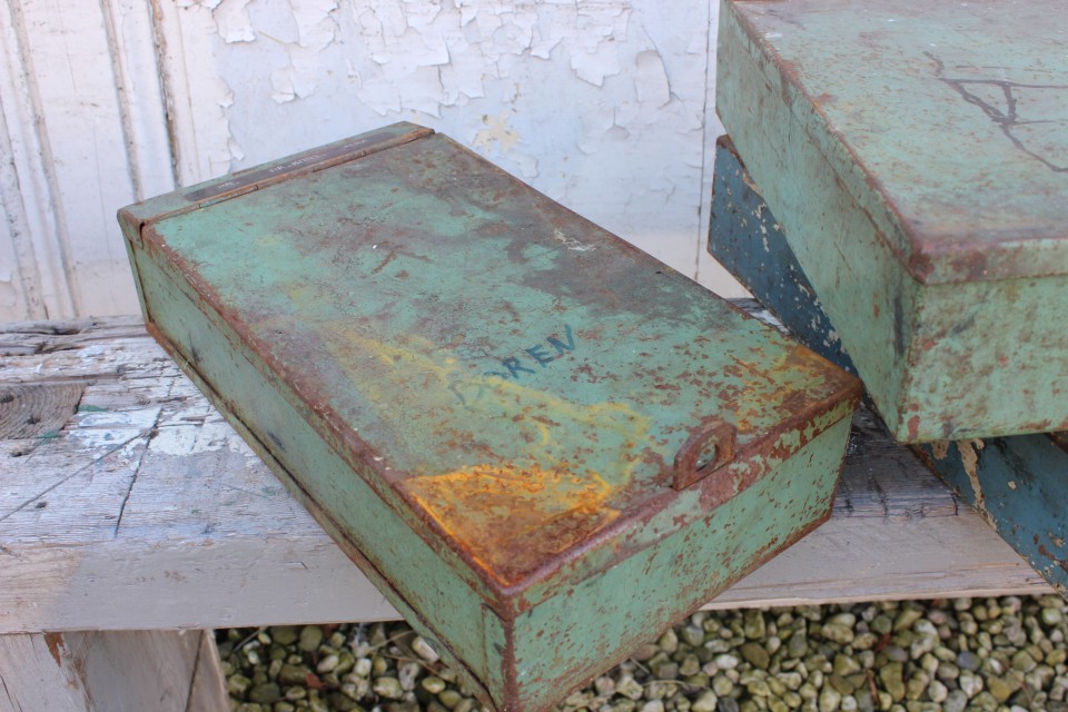 Oude metalen groene geldlade