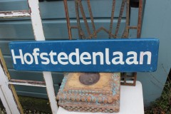 Oud metalen straatnaambord Hofstedenlaan