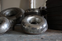 Oude metalen bakvorm ring middel
