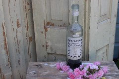 Oud glazen fles alcohol de Lavende