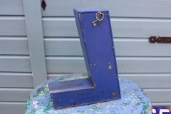 Oude metalen blauwe grote letter L