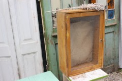Oud houten vitrinekastje