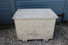 Brocante witte houten kist