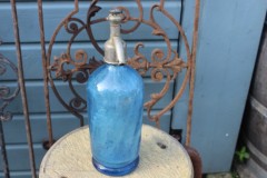 Brocante  blauwe glazen spuitfles R. Madon