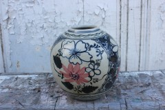 Oude aardewerk gemberpot met bloemen