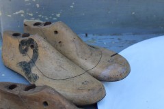 Set oude kleine houten schoenmallen maat 32